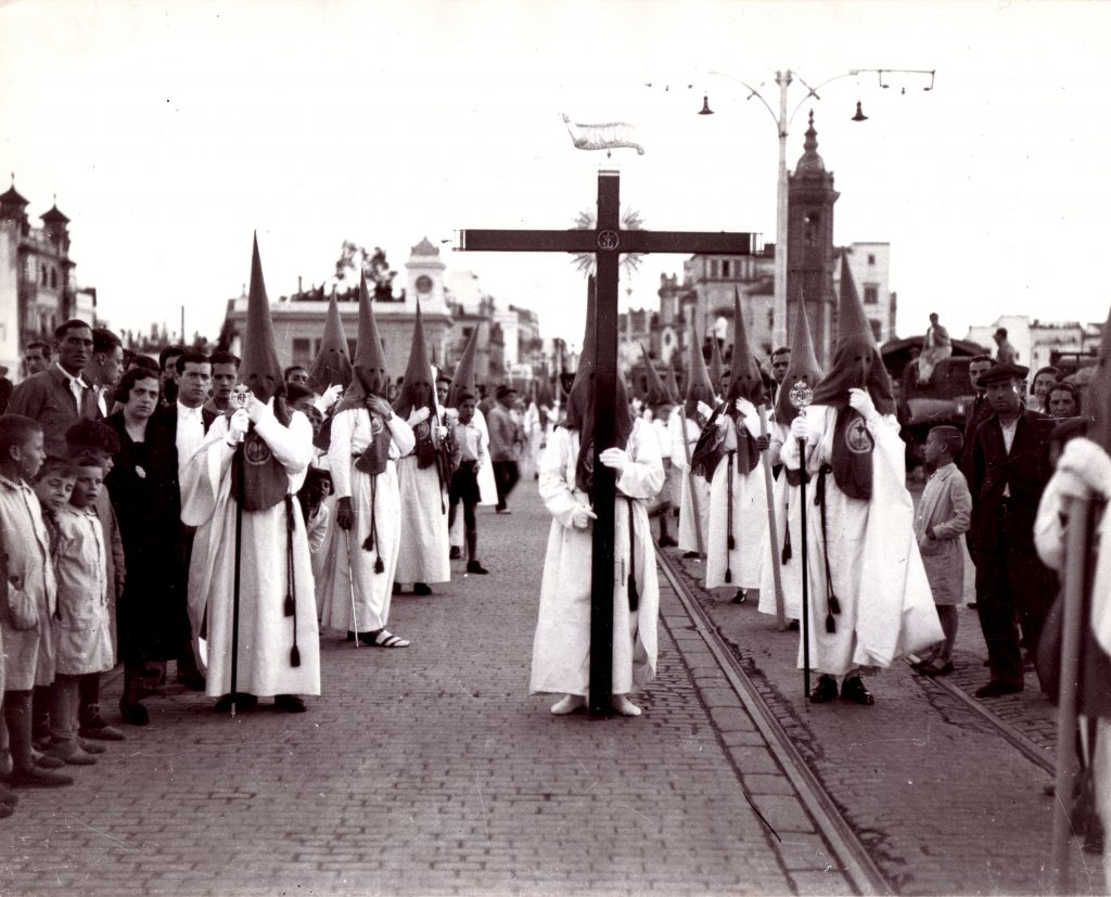 Hermandad de Las Aguas por el puente de Triana - Concierto en San Jacinto